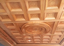 Phòng khách mẫu trần gỗ đơn giản