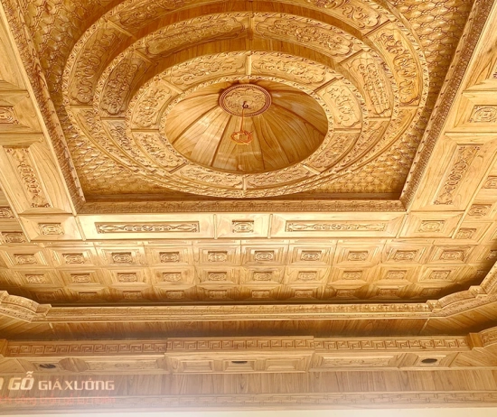 Trần gỗ xoan phòng khách - ốp vách tivi